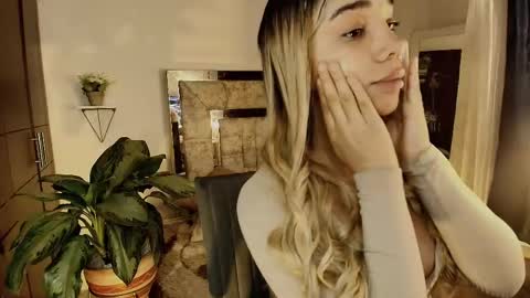 dahnia_cruz online show from April 15, 12:01 pm