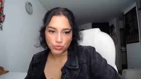 IG  dakotasofiaa online show from January 18, 9:55 pm