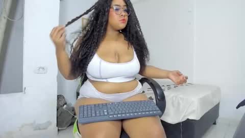 Snapshot of dakota__luxx chatting on September 28, 4:29 am dakota__luxx online show from September 28, 4:29 am