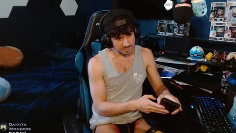 Snapshot of dakota_wndrs chatting on March 2, 11:00 pm Dakota Wonders online show from March 2, 11:00 pm