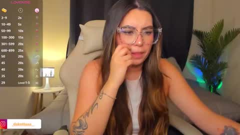 dakottaa__ online show from March 11, 1:44 am