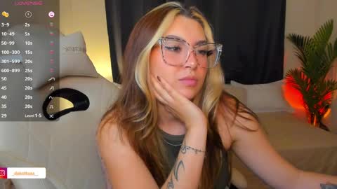 dakottaa__ online show from June 5, 12:39 am