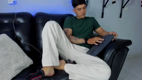 Snapshot of damian23_ chatting on December 21, 4:09 am DAMIAN online show from December 21, 4:09 am