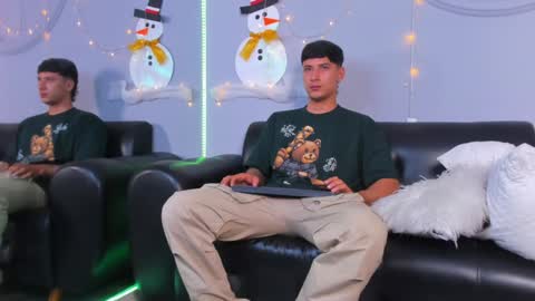 Snapshot of damian23_ chatting on December 29, 5:42 am DAMIAN online show from December 29, 5:42 am