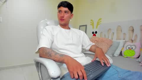 Snapshot of damian23_ chatting on January 2, 4:02 pm DAMIAN online show from January 2, 4:02 pm