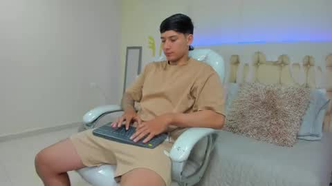 Snapshot of damian23_ chatting on January 3, 12:08 pm DAMIAN online show from January 3, 12:08 pm