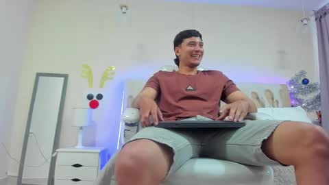 Snapshot of damian23_ chatting on January 7, 6:24 pm DAMIAN online show from January 7, 6:24 pm