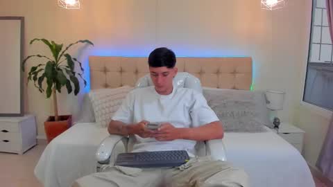 Snapshot of damian23_ chatting on January 15, 12:25 pm DAMIAN online show from January 15, 12:25 pm