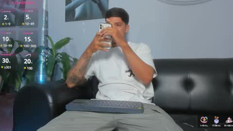 Snapshot of damian23_ chatting on February 8, 3:19 am DAMIAN online show from February 8, 3:19 am