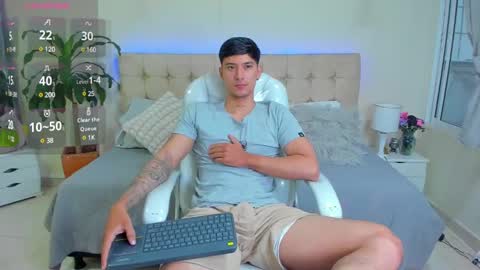 Snapshot of damian23_ chatting on February 18, 12:39 pm DAMIAN online show from February 18, 12:39 pm