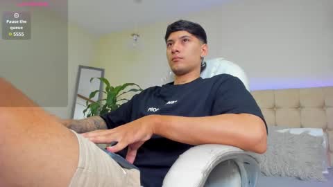 Snapshot of damian23_ chatting on February 28, 12:20 pm DAMIAN online show from February 28, 12:20 pm