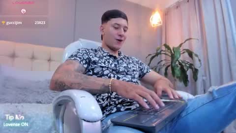 Snapshot of damian23_ chatting on September 22, 12:18 pm DAMIAN online show from September 22, 12:18 pm