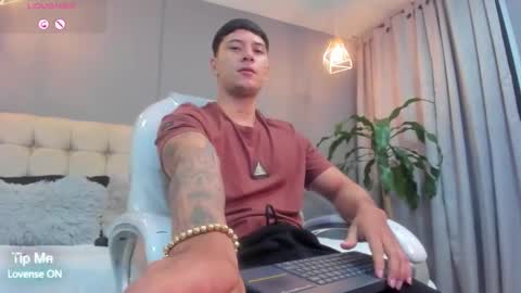 Snapshot of damian23_ chatting on October 1, 10:21 am DAMIAN online show from October 1, 10:21 am