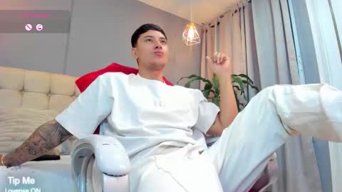 Snapshot of damian23_ chatting on October 17, 10:29 am DAMIAN online show from October 17, 10:29 am