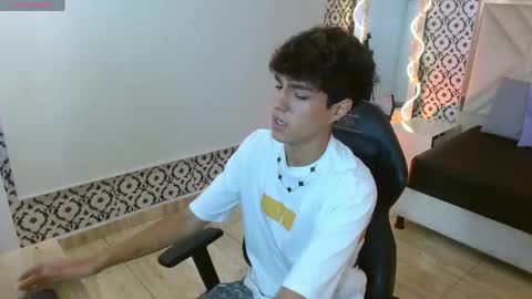 damian_tay online show from April 12, 11:37 am