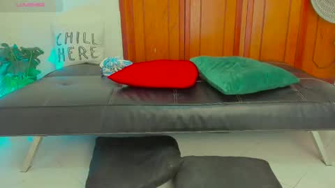 Kary-- independent model Schedule 0530am-1000am colombian time online show from December 18, 8:14 pm