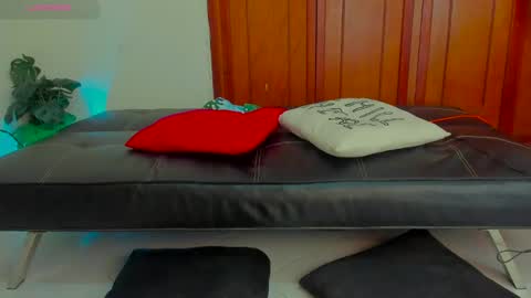 Kary-- independent model Schedule 0530am-1000am colombian time online show from January 27, 9:22 pm