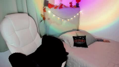Snapshot of damn_that_booty chatting on October 18, 12:13 am Criss online show from October 18, 12:13 am