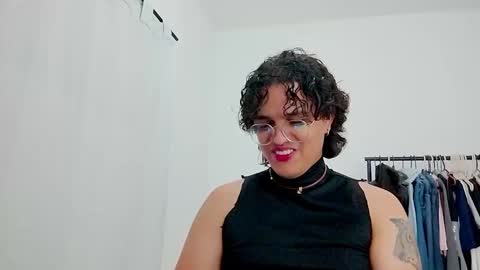 Snapshot of dan_blous chatting on February 21, 11:17 pm Diane Blosson online show from February 21, 11:17 pm