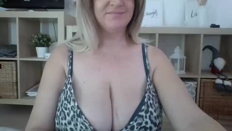 Snapshot of danahotmilf chatting on February 26, 12:03 pm DanaHotMILF online show from February 26, 12:03 pm