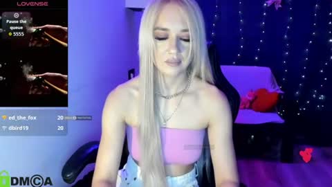 Snapshot of dances_queen chatting on July 17, 7:15 am dances_queen online show from July 17, 7:15 am