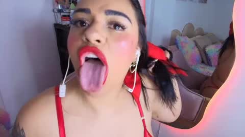 Snapshot of danielacortes03 chatting on October 7, 7:44 pm I think I will close this page please leave me a message if you want to know about me online show from October 7, 7:44 pm