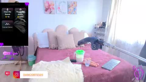 Snapshot of danielacortes03 chatting on July 4, 7:09 pm I think I will close this page please leave me a message if you want to know about me online show from July 4, 7:09 pm