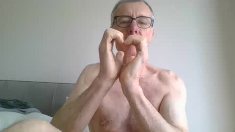 Snapshot of danielcoxone chatting on May 20, 8:42 am danielcoxone online show from May 20, 8:42 am