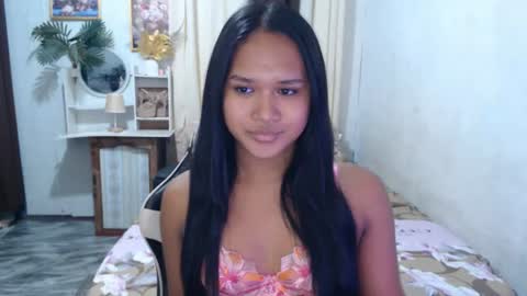 Snapshot of daniellelux chatting on June 22, 5:48 am daniellelux online show from June 22, 5:48 am