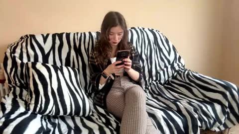 Mia online show from November 28, 8:06 am