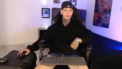 Snapshot of dann_brown chatting on April 22, 2:47 am Dann Brown online show from April 22, 2:47 am