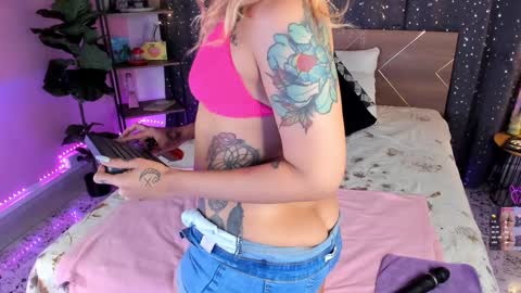 Snapshot of danna__castle chatting on December 27, 11:06 am Dannacastle online show from December 27, 11:06 am