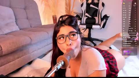 Snapshot of danna_adams1 chatting on February 12, 2:35 am danna_adams1 online show from February 12, 2:35 am