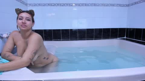 Snapshot of danna_reyess chatting on February 4, 6:17 pm Danna online show from February 4, 6:17 pm