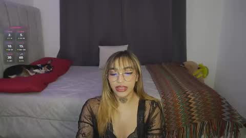 Snapshot of dannielle_ chatting on February 25, 8:41 pm online show from February 25, 8:41 pm