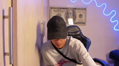 Snapshot of dante_martinez1 chatting on April 24, 9:39 pm dante_martinez1 online show from April 24, 9:39 pm