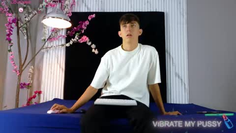 Snapshot of danteandviolete_cr chatting on May 3, 11:38 am DANTEVIOLETE online show from May 3, 11:38 am