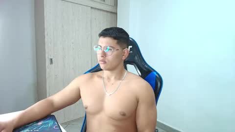 Snapshot of dantraxx chatting on January 4, 9:31 pm Dantraxx online show from January 4, 9:31 pm