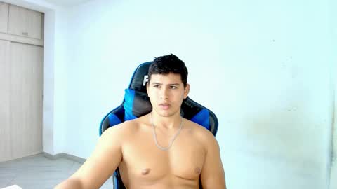 Snapshot of dantraxx chatting on February 5, 9:30 pm Dantraxx online show from February 5, 9:30 pm