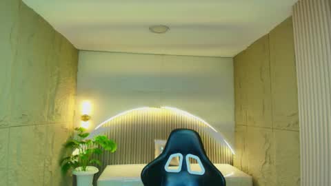 Snapshot of dany_r_ chatting on February 18, 12:56 pm Dany online show from February 18, 12:56 pm