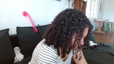 Snapshot of daphne_grande chatting on February 24, 12:58 pm daphne_grande online show from February 24, 12:58 pm