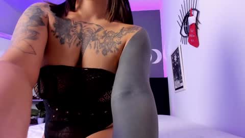 Snapshot of daphne_miller_ chatting on December 10, 3:33 pm Daphne Miller online show from December 10, 3:33 pm