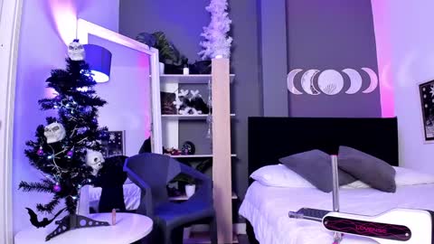 Snapshot of daphne_miller_ chatting on December 17, 1:49 pm Daphne Miller online show from December 17, 1:49 pm