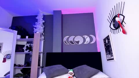 Snapshot of daphne_miller_ chatting on December 19, 4:57 pm Daphne Miller online show from December 19, 4:57 pm