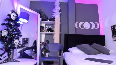 Snapshot of daphne_miller_ chatting on December 23, 1:24 pm Daphne Miller online show from December 23, 1:24 pm