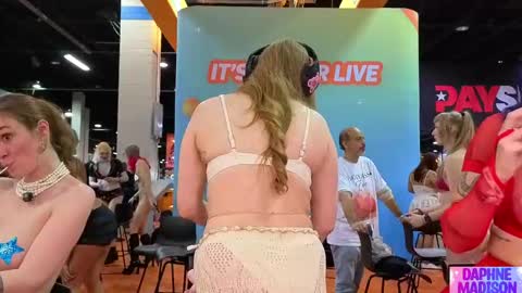 Snapshot of daphnemadison chatting on April 12, 7:41 pm Daphne Madison online show from April 12, 7:41 pm