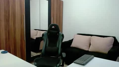 darius_94 online show from October 2, 4:41 am