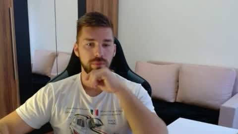 darius_94 online show from October 22, 5:52 am