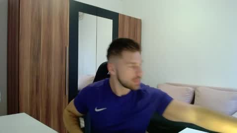 darius_94 online show from April 15, 5:14 am