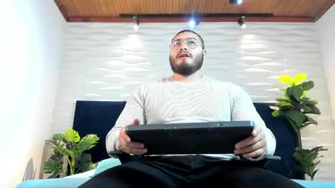 Snapshot of darius_wolfe chatting on April 27, 11:19 am Darius online show from April 27, 11:19 am